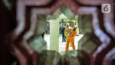 Petugas menyemprotkan cairan disinfektan di Mesjid Pangeran Diponegoro, Taman Mini Indonesia Indah, Jakarta, Rabu (18/3/2020). Penyemprotan tersebut dilakukan untuk antisipasi dan pencegahan penyebaran virus corona atau COVID-19 di lingkungan tempat peribadatan TMII. (Liputan6.com/Faizal Fanani)