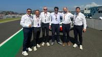 Eddy Saputra (paling kiri) Deputi Olahraga Sepeda Motor IMI Pusat dan FIM CCR member bersama para pemangku kepentingan balapan MotoGP Mandalika 2024. (Dokumentasi Eddy Saputra)