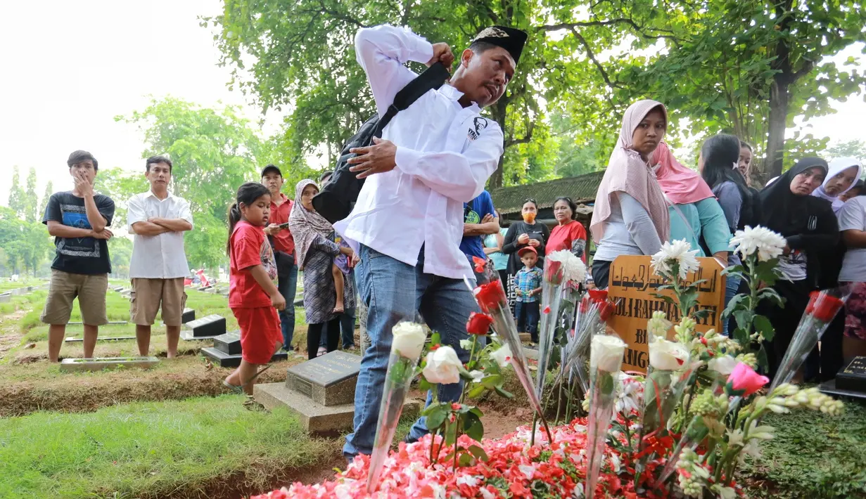 "Semoga mbak Jupe diampuni dosa-dosanya, diberikan tempat yang layak di sisi-Nya, khusnul khotimah. Minta maaf yang paling penting karena kan kita ngerasa bersalah dan harus minta maaf," ujar Djalal. (Adrian Putra/Bintang.com)