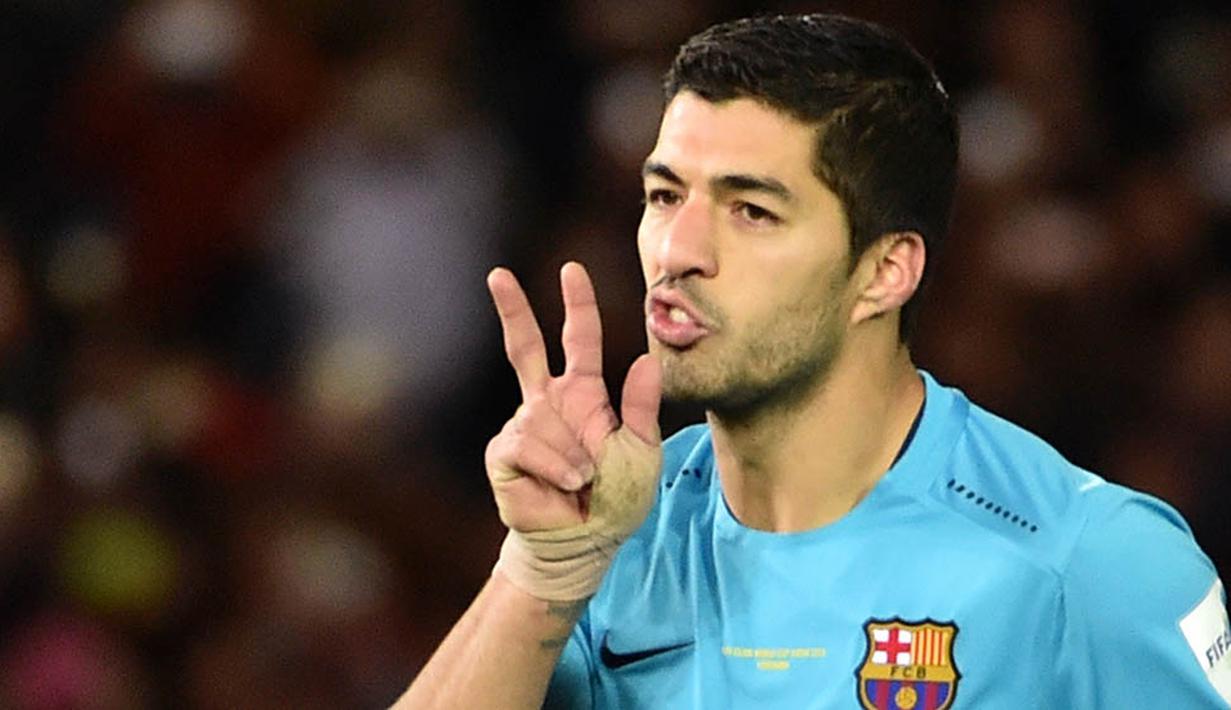 Penyerang Barcelona, Luis Suarez, tampil sempurna dengan mencetak hat-trick saat melawan Guangzhou Evergrande pada Piala Dunia Antarklub di Jepang, Kamis (17/12/2015). Barcelona menang 3-0. (AFP/Kazuhiro Nogi)