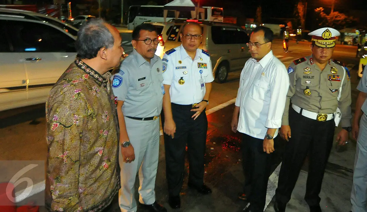 Menhub Budi Karya Sumadi berbincang dengan jajaran Dinas Perhubungan, Jasa Marga dan Kepolisian ketika meninjau meninjau kesiapan jelang Natal dan Tahun Baru di pintu keluar tol Brebes Timur atau Brexit Jumat (23/12). (Liputan6.com/Angga Yuniar)