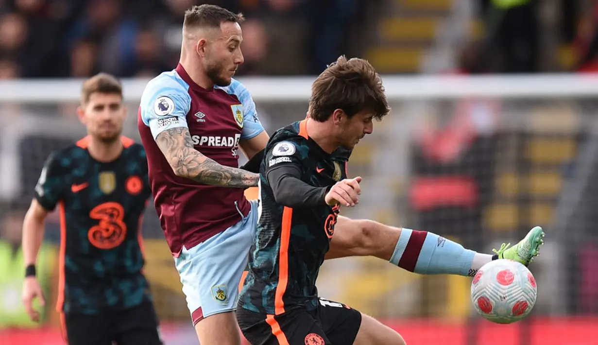 Pemain Burnley Josh Brownhill (kiri) berebut bola dengan pemain Chelsea Mason Mount pada pertandingan sepak bola Liga Inggris di Turf Moor, Burnley, Inggris, 5 Maret 2022. Chelsea menang 4-0. (Oli SCARFF/AFP)
