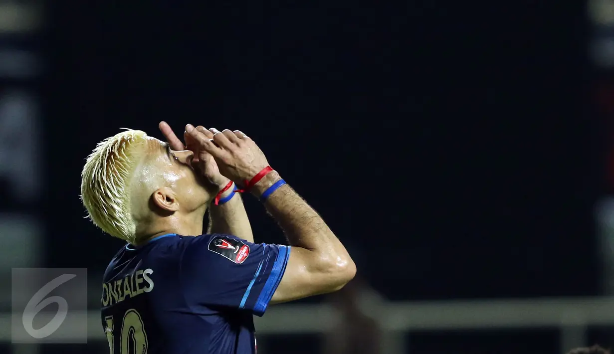 Pemain Arema FC, Cristian Gonzales saat merayakan kemenangan atas PBFC di laga final Piala Presiden 2017 di Stadion Pakansari, Minggu (12/3). Cristian Gonzales meraih gelar pencetak gol terbanyak dengan 11 gol. (Liputan6.com/Helmi Fithriansyah)