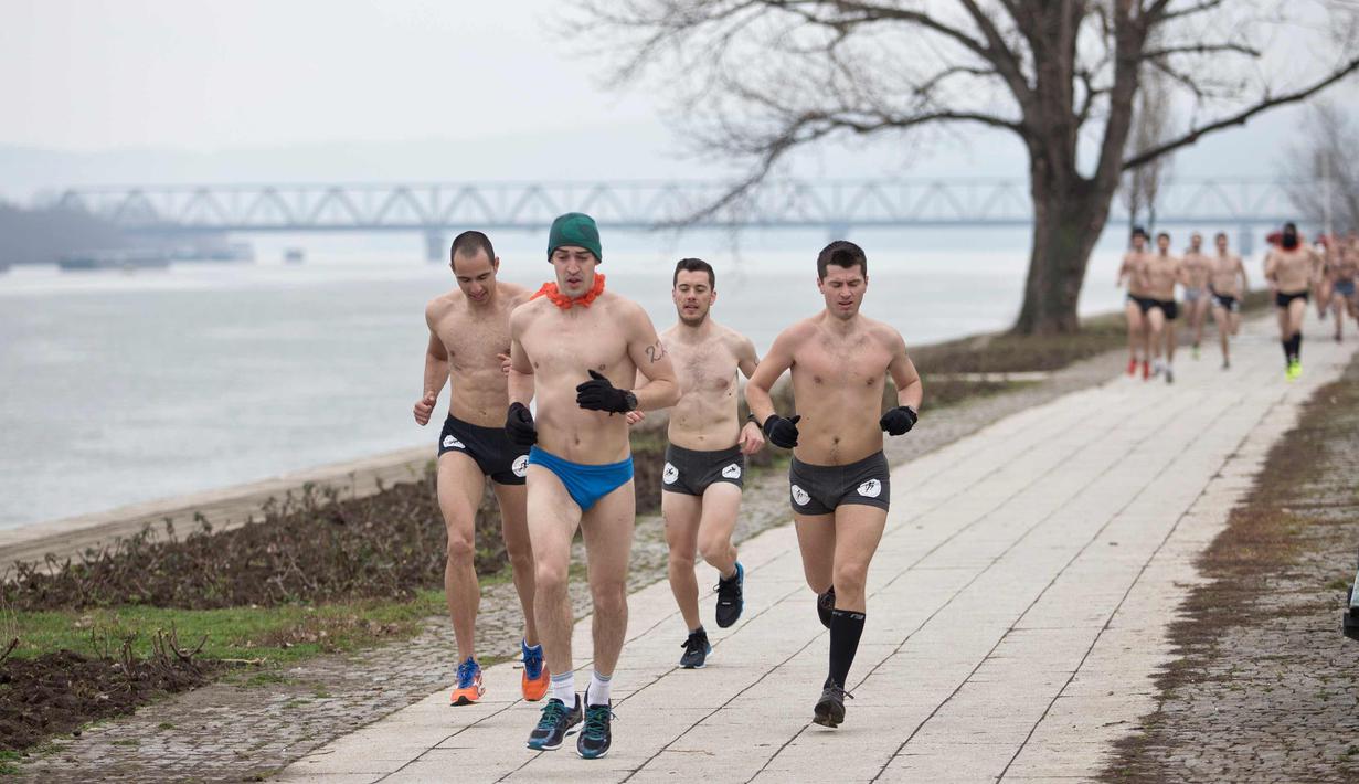 Peserta berlari saat mengikuti lomba Underpants Run di tepi sungai Danube di Beograd, Serbia (4/2). Dengan hanya mengenakan pakaian dalam para peserta tetap semangat mengikuti lomba dengan suhu mendekati nol derajat Celcius. (AP Photo/Marko Drobnjakovic)