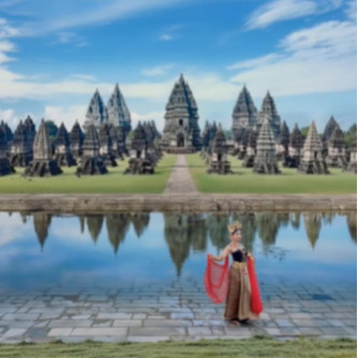 Dibangun Abad 9 buat para Dewa lalu Runtuh, Begini Indahnya Penampakan Candi Prambanan Secara Utuh Versi AI