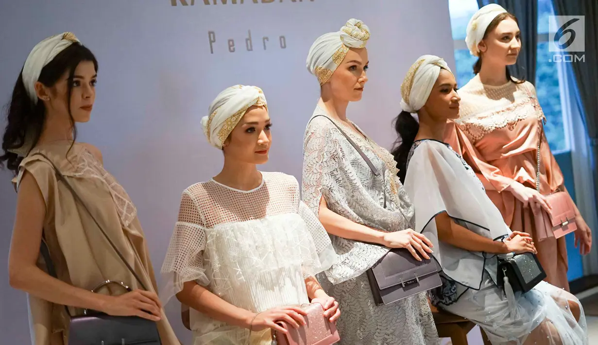 Model mengenakan busana rancangan Pedro dalam acara bertajuk Glamazing Ramadan Event di Jakarta, Sabtu (25/5/2019). Warna unik tas yang digunakan menyerupai warna ekor burung merak. (Liputan6.com/Immanuel Antonius)