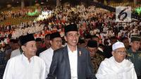 Presiden Joko Widodo (tengah), Ketum UMI KH Ma'ruf Amin (kanan) dan Habib Luthfi bin Yahya saat pembukaan Festival Sholawat Nusantara Piala Presiden di Sentul International Convention Center, Jawa Barat (24/2). (Liputan6.com/Pool/Rusman-Biro Pers Setpres)