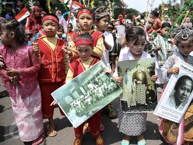 Murid-murid TK Sekolah Alternatif untuk Anak Jalanan (SAAJA) saat pawai sambil mengenakan pakaian adat di kawasan Kuningan, Jakarta, Kamis (21/4). Kegiatan ini dalam rangka memperingati Hari Kartini yang jatuh pada 21 April. (Liputan6.com/Faizal Fanani)