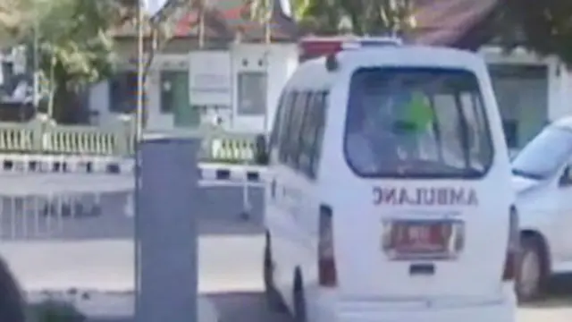 Sedang Asyik Berenang, 10 Wisatawan Terseret Arus
