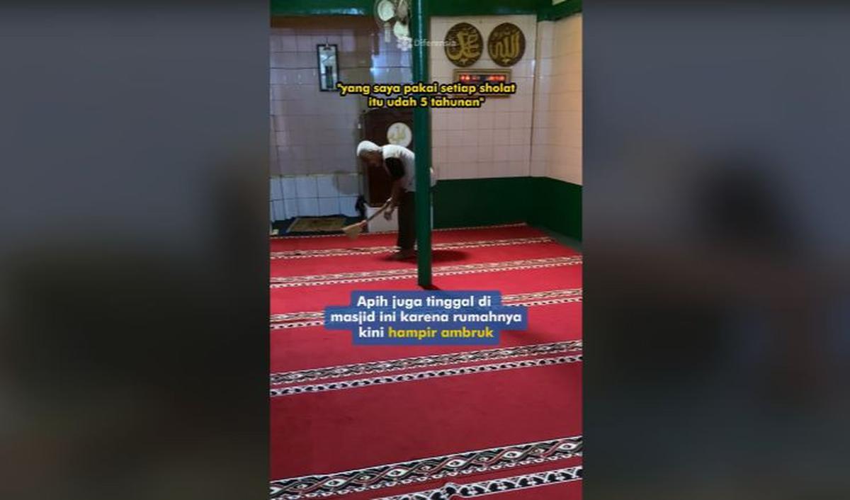 Sedihnya, Abah Apih terlihat mengenakan sarung usang ketika hendak salat. Bahkan, sarung Abah Apih tampak sudah rusak dan robek.<br>