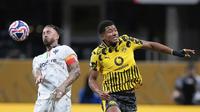 Bek&nbsp;Monterrey,&nbsp;Sergio Ramos&nbsp;berduel&nbsp;dengan pemain Borussia Dortmund, Jobe Bellingham dalam laga 16 besar Piala Dunia Antarklub 2025, Rabu (2/7/2025). (AP Photo/Mike Stewart)