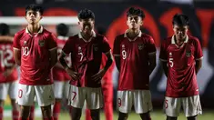 Tangis haru tumpah di kubu Timnas Indonesia U-16 usai memastikan diri lolos ke final Piala AFF U-16 2022 dengan menumbangkan Myanmar via adu penalti di Stadion Maguwoharjo, Sleman, Rabu (11/8/2022) malam WIB. Berikut beberapa momen yang menggambarkan tangis bahagia skuat Garuda Asia usai laga tersebut. (Bola.com/Bagaskara Lazuardi)