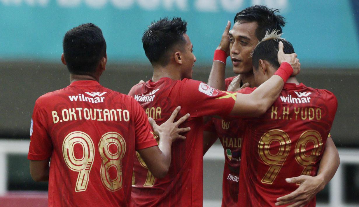 Para pemain Kalteng Putra merayakan gol yang dicetak I Made Wirahadi ke gawang Persita Tangerang pada laga Liga 2 di Stadion Pakansari, Jawa Barat, Selasa (4/12). Kalteng menang 2-0 atas Persita. (Bola.com/M. Iqbal Ichsan)