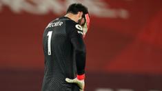 Kiper Liverpool, Alisson Becker tertunduk kecewa usai kebobolan gol ketiga oleh gelandang Manchester City, Ilkay Gundogan dalam laga lanjutan Liga Inggris 2020/21 pekan ke-23 di Anfield Stadium, Minggu (7/2/2021). Liverpool kalah 1-4 dari Manchester City. (AFP/Jon Super/Pool)