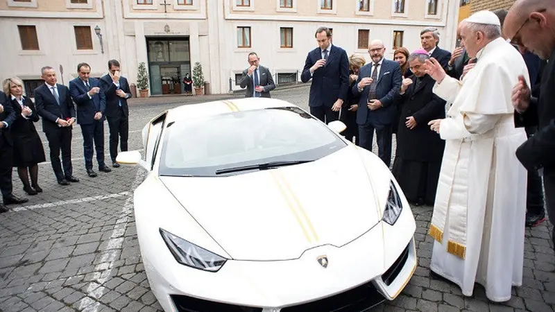 Paus Fransiskus akan melelang mobil Lamborghini untuk keperluan amal (L'Osservatore Romano/Pool Photo via AP)