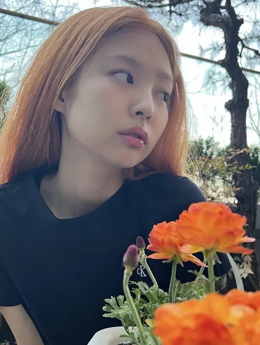 Melalui Instagram pribadanya, Jennie mengejutkan, dengan warna rambut orangenya. Dia menulis postingan, “Jangan bicara padaku atau rambut baru. @jennierubyjane