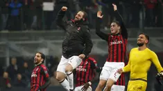 Striker AC Milan, Gonzalo Higuain, merayakan kemenangan atas SPAL pada laga Serie A di Stadion San Siro, Milan, Sabtu (29/12). Milan menang 2-1 atas SPAL. (AP/Antonio Calanni)