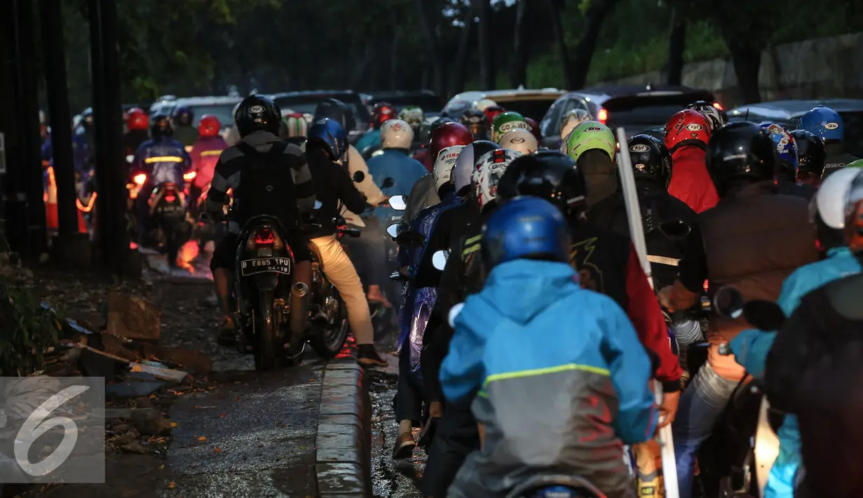 Sejumlah kendaraan terjebak macet di kawasan TB Simatupang, Jakarta, Senin (11/1). Pada 2016, Pemprov DKI Jakarta akan fokus pada pengadaan bus, penertiban parkir liar, serta pengandangan bus tak layak demi mengurai kemacetan. (Liputan6.com/Faizal Fanani)