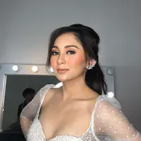 Dini Nurfitri Widjaya dikenal sebagai sosok yang cerdas nan pandai. Bahkan, perempuan 28 tahun ini fasih bahasa Inggris dan Prancis. (FOTO: instagram.com/diniwdjaya)