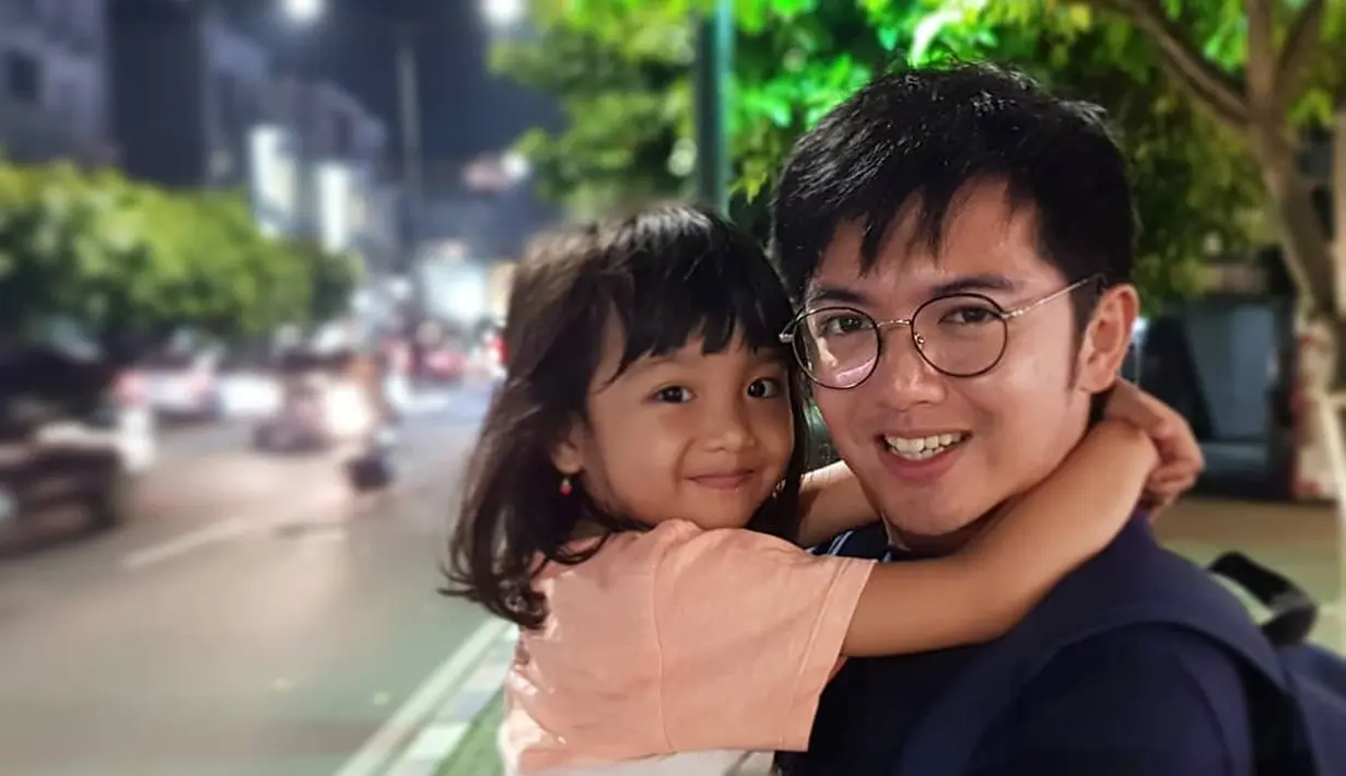 Proses sidang Nicky dan Liza telah beberapa kali dilaksanakan. Tidak pernah terlihat Nicky hadir dalam sidang tersebut. "Aku datang sebenarnya. Mungkin nggak lihat," ujarnya seraya berlalu. (Instagram/nickytirta)