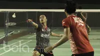 Pebulu tangkis tunggal putra, Anthony Ginting,  saat bertanding dalam  simulasi Piala Sudirman 2017 di lapangan Pelatnas PBSI, Jakarta, Sabtu (13/5). Simulasi untuk mematangkan persiapan menuju Piala Sudirman di Australia. (Bola.com/M Iqbal Ichsan)