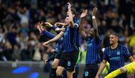 Inter Milan's Petar Sucic celebrates after scoring his side's third goal during the Italian Cup, return-leg soccer match between Inter Milan and Como, in Milan, Italy, Tuesday, April 21, 2026. (AP Photo/Luca Bruno)