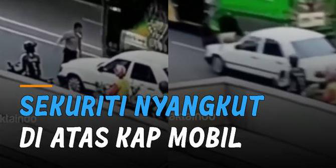 VIDEO: Sedang Atur Lalu Lintas, Sekuriti Nyangkut di Atas Kap Mobil