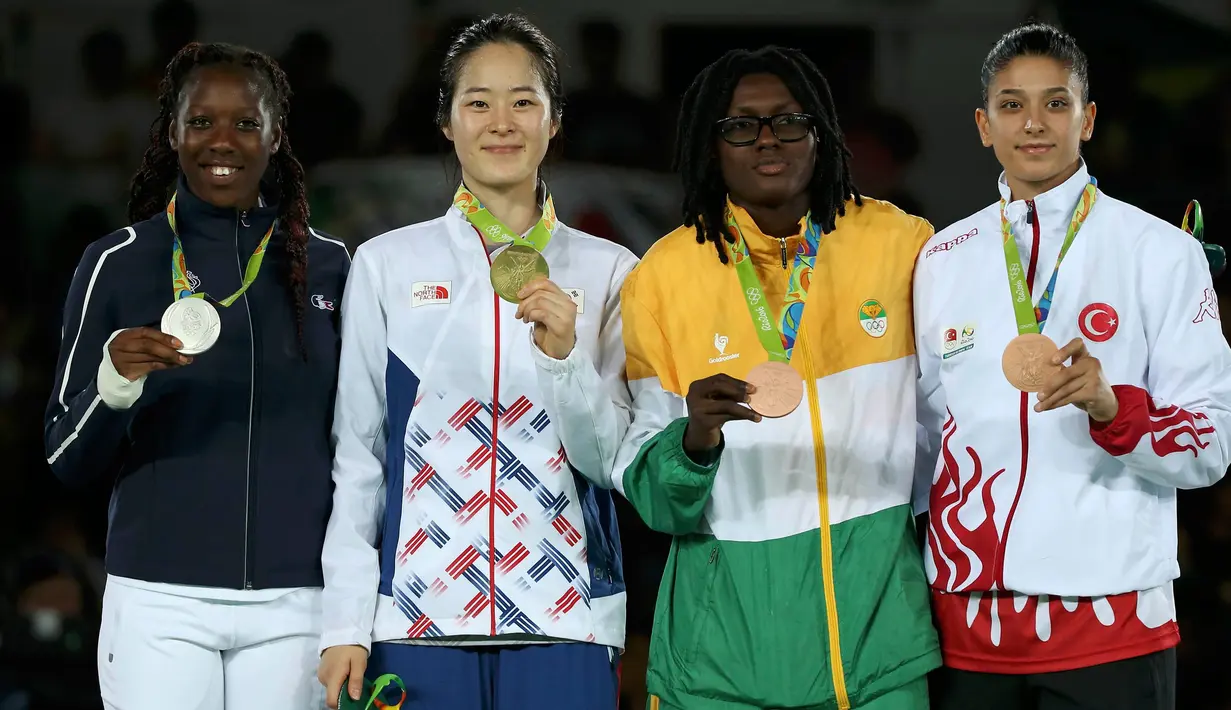Oh Hye-Ri (kedua kiri) foto bersama dengan Ruth Gbagbi, Nur Tatar, Haby Niare saat menerima medali pada cabang Taekwondo 67kg wanita Olimpiade 2016 di Carioca Arena 3, Rio de Janeiro, Brazil, (19/8). (REUTERS/Issei Kato) 
