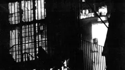 19 November 1995, terjadi kebakaran hebat di Wem Town Hall di Shropshire, Inggris. Tony O’Rahilly, memotret peristiwa kebakaran itu. Hasilnya, pada salah satu foto, di dekat pintu, tampak seorang gadis kecil dekat kobaran api. (paranormal.about.com)