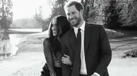 Foto hitam putih Pangeran Harry dan tunangannya aktris AS Meghan Markle saat berpose di Frogmore House di Windsor (21/12). Foto pertunangan ini dirilis oleh Kensington Palace dan diabadikan oleh fotografer Alexi Lubomirski. (AFP Photo/Alexi Lubomirski)