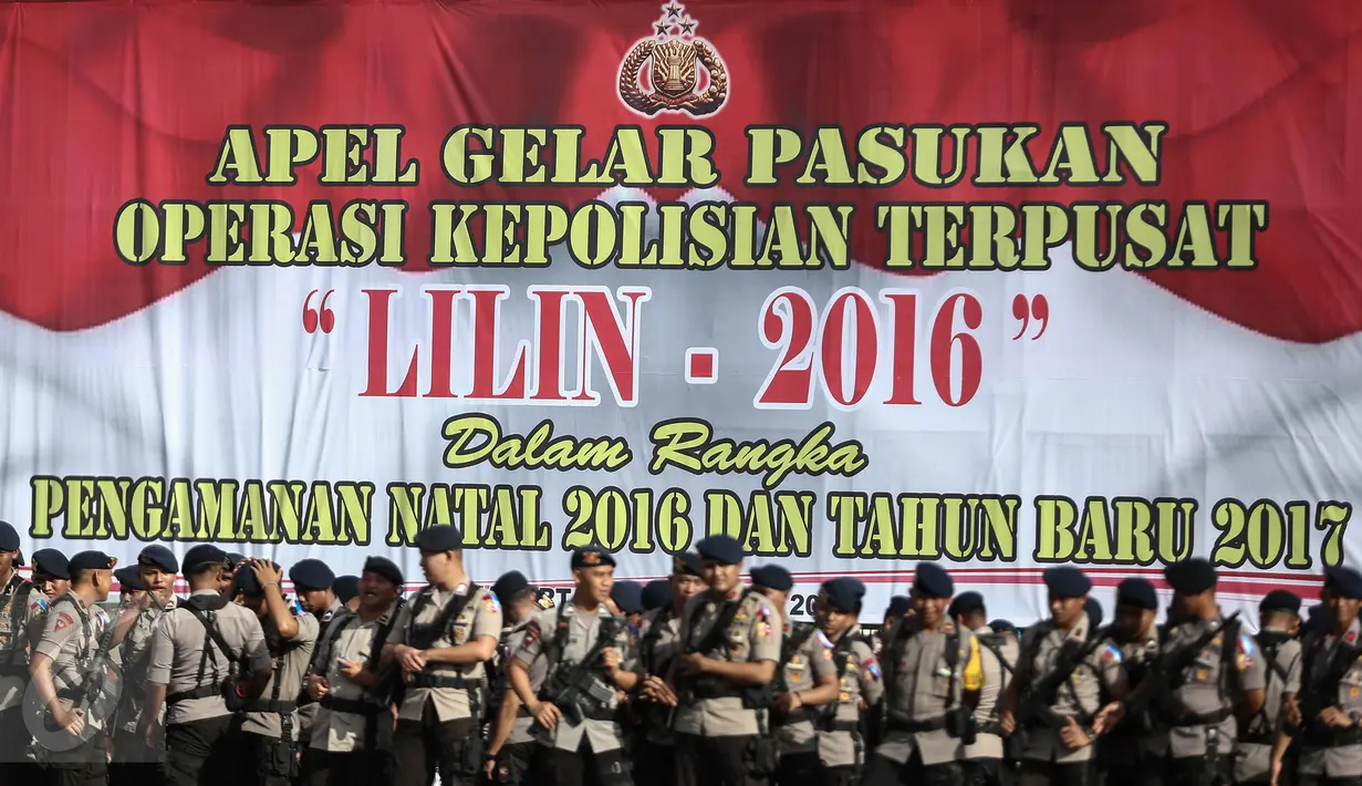 Polri menggelar Apel Gelar Pasukan Operasi Lilin Jaya 2017 di Lapangan Silang Monas, Jakarta, Kamis (22/12). Apel yang dipimpin Kapolri Jenderal Tito Karnavian ini dalam rangka pengamanan perayaan Natal dan Tahun Baru 2017. (Liputan6.com/Faizal Fanani)