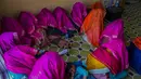 Pernikahan massal di India ini diselenggarakan oleh organisasi sosial. (AP Photo/Mukhtar Khan)