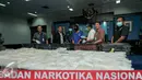 Tersangka TL dihadirkan dalam rilis di kantor BNN Cawang, Jakarta, Jumat (4/12). Atas perbuatannya TL berhadapan dengan hukuman berat dengan acaman maksimal hukuman mati. (Liputan6.com/Yoppy Renato)