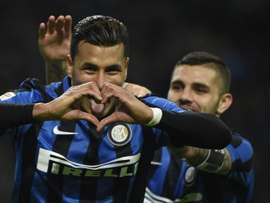 Pemain Inter Milan Jeison Murillo merayakan gol pada lanjutan liga Italia Serie A, Inter Milan vs Frosinone di Stadion  San Siro, Milan, Senin (23/11/2015) dini hari WIB. (AFP Photo/Olivier Morin)
