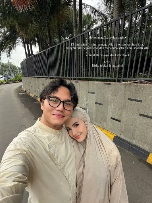 Mahalini Raharja tampil cantik dengan makeup peachy yang soft saat sholat Ied [@mahaliniraharja]