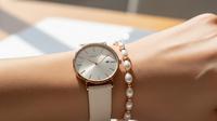 Gaya Padu Padan Jam Tangan Elegan dengan Gelang Mutiara Modern (AI)