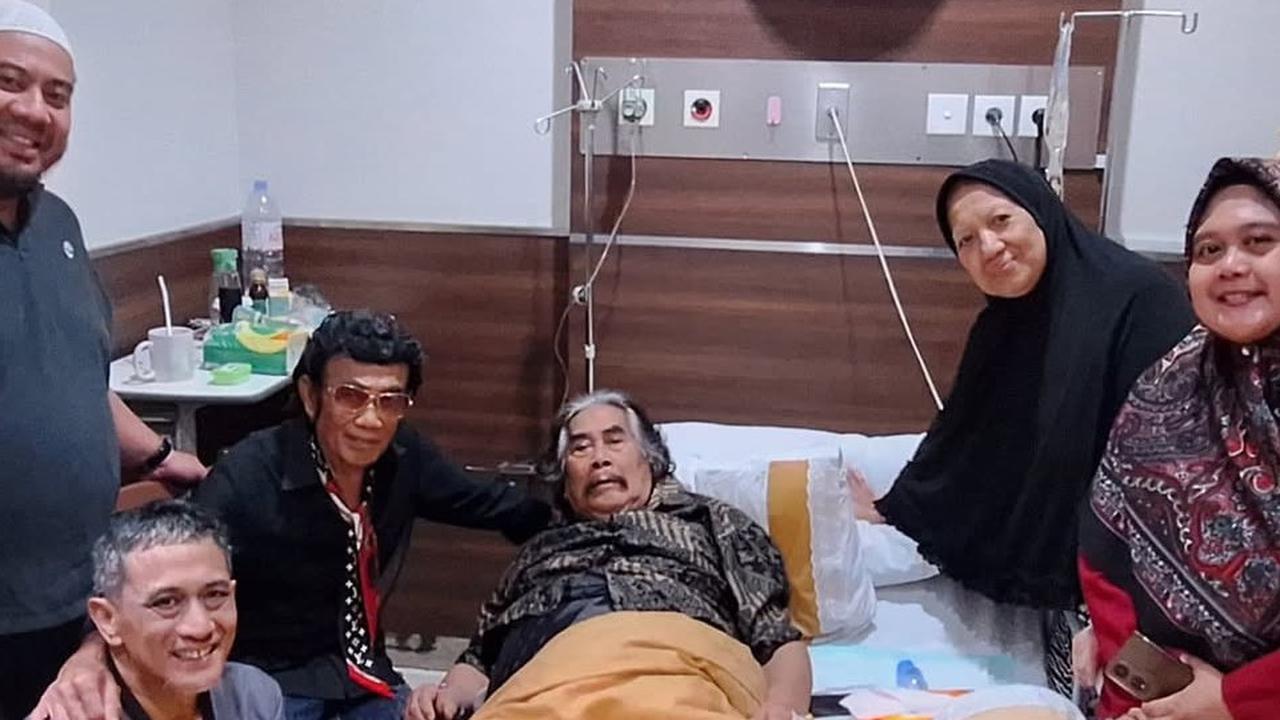 Momen Si Raja Dangdut Jenguk hingga Nasehati Jaja Miharja yang Terbaring di Rumah Sakit