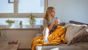 Cara Keluar dari Zona Introvert: Langkah Kecil yang Realistis Tanpa Harus Berubah Jadi Ekstrovert