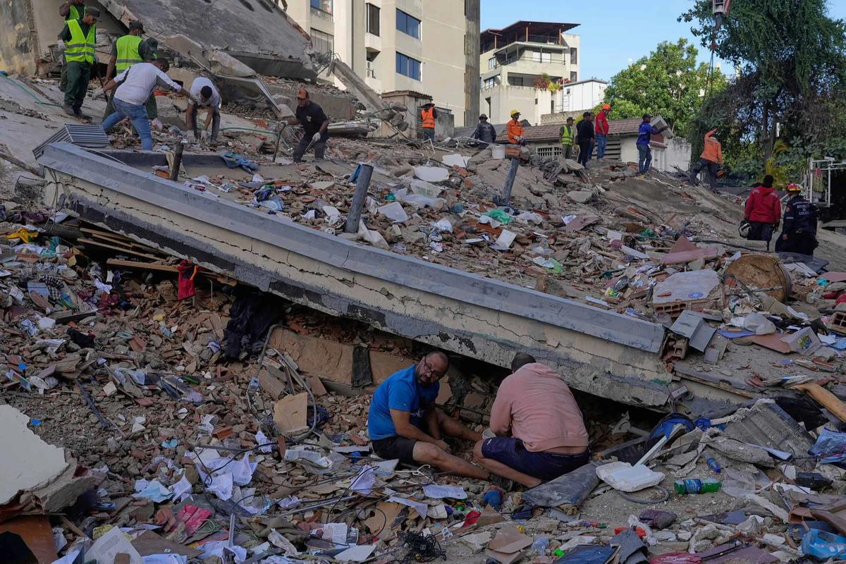 FOTO: Korban Tewas Gempa Venezuela Terus  Bertambah,  Tim SAR Berpacu dengan Waktu