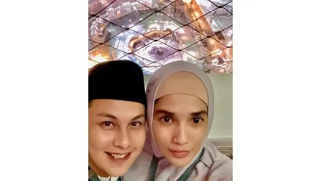 Ussy dan Andhika juga mengabadikan momen saat melakukan ibadah umrah.