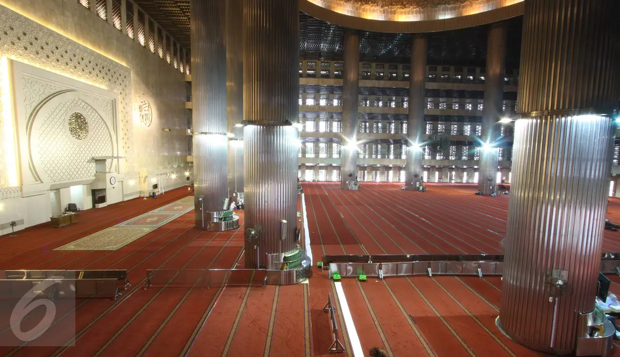 Suasana di dalam Masjid Istiqlal, Jakarta, Rabu (1/3). H-1 jelang kedatangan Raja Arab Saudi Salman bin Abdulaziz al-Saud pada Kamis (2/3/2017), aktivitas di Masjid Istiqlal relatif normal. (Liputan6.com/Immanuel Antonius)
