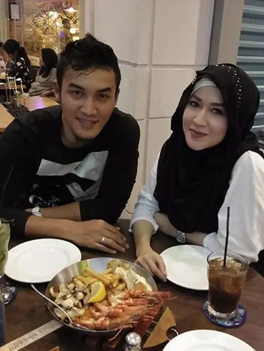 Okie Agustina juga menjelaskan bahwa dalam foto tersebut tidak hanya berdua. Tapi ada juga dari keluarga Muti. Istri pesepakbola Gunawan itu berharap tidak berlebihan. (Instagram/mrs.gdc13)