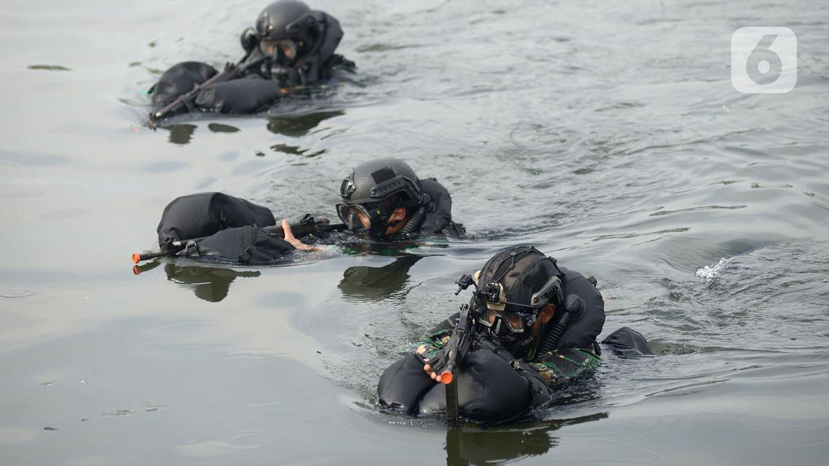 Foto Aksi Prajurit Kopaska Saat Latihan Peperangan Laut Khusus Foto