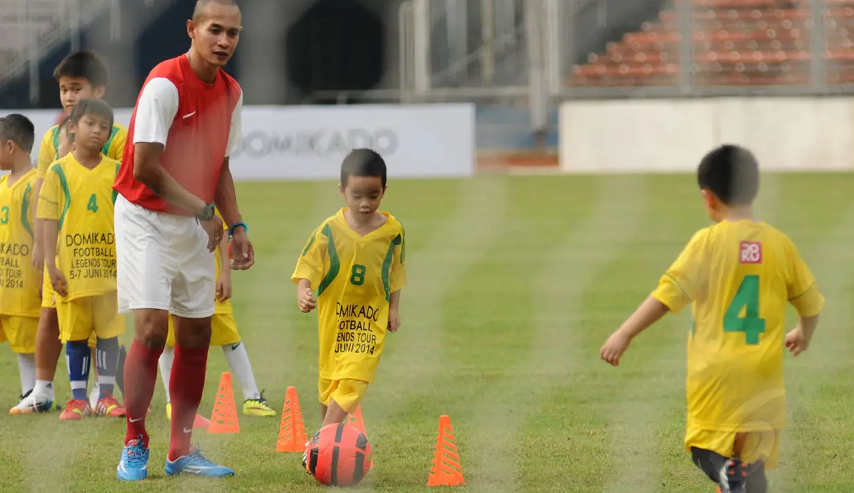 Di bawah arahan Kurniawan Dwi Yulianto, beberapa anak terlihat serius berlatih sepak bola di Stadion GBK Jakarta, (6/6/2014). (Liputan6.com/Helmi Fithriansyah)