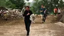 Warga tampak berlarian menyelamatkan diri beberapa saat setelah gempa mengguncang China, Minggu (3/8/14). (REUTERS/China Daily)
