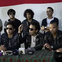 Iwan Fals memiliki konsep khusus dalam project album barunya. Untuk lagu ‘Abadi’, Iwan Fals menggandeng  lima musisi ternama tanah air dan sudah memulai pembuatan video klip.