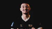 Ivar Jenner saat diperkenalkan sebagai pemain Dewa United. (Dewa United)