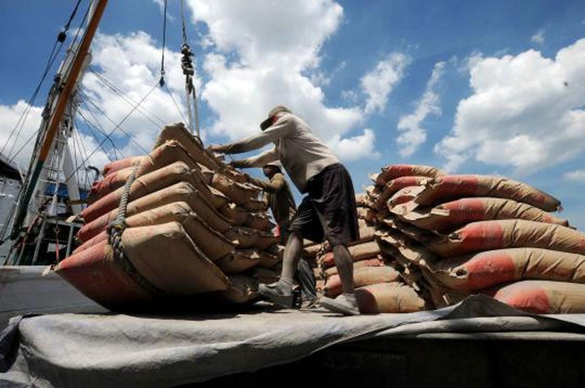 Kesibukan pengangkut barang di Sunda Kelapa jelang akhir tahun