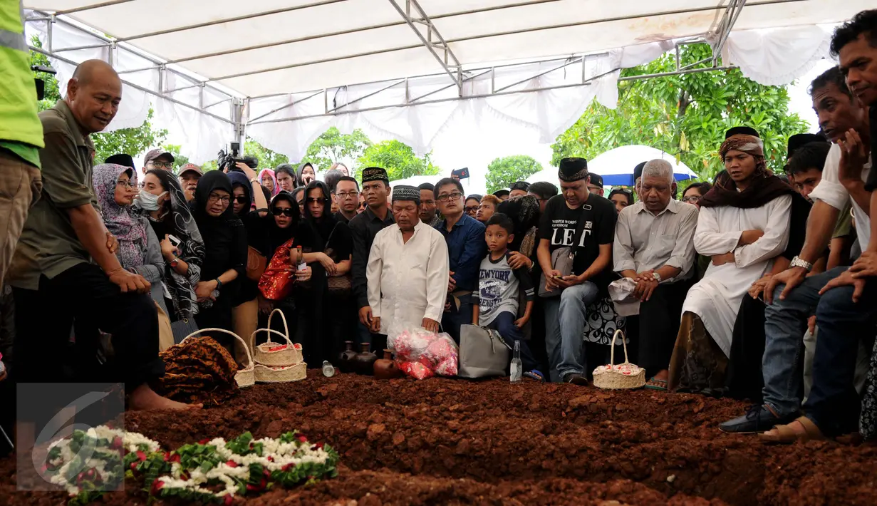 Suasana penguburan korban pembunuhan Pulomas i TPU Tanah Kusir, Jakarta, Rabu (28/12). Tiga jenazah korban pembunuhan yaitu Dodi Triono (59), Diona Arika (16) dan Dianita Gemma (9). (Liputan6.com/Gempur M Surya)