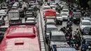 Kendaraan terjebak kemacetan di kawasan Medan Merdeka Timur, Jakarta, Kamis (21/2). Pengendara yang akan melintasi kawasan Monas diharapkan mencari jalur alternatif. (Liputan6.com/Faizal Fanani)